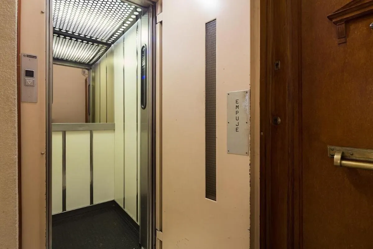 Lägenhet Luxury Apt With King Beds & Central Ac In Heart Of Bcn Barcelona Spanien
